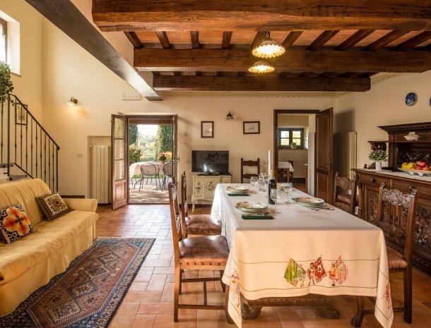 agriturismo-case-graziani-umbrie-appartement-limonaia-woonkamer.jpg