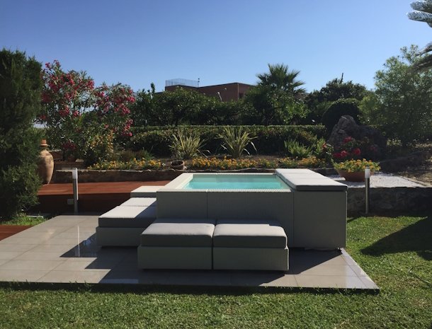 b&b-bouganville-cefalu-tuin-jacuzzi-bloemen.jpg