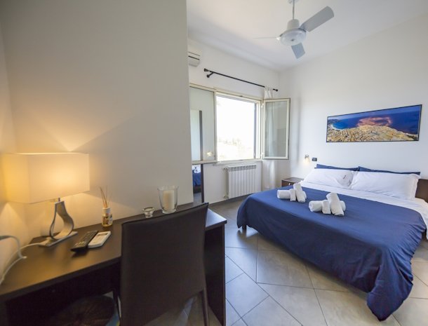 b&b-bouganville-cefalu-slaapkamer-buro.jpg