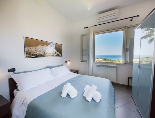 b&b-bouganville-cefalu-slaapkamer-bed-raam.jpg