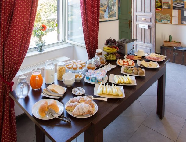 b&b-bouganville-cefalu-ontbijt-buffet.jpg