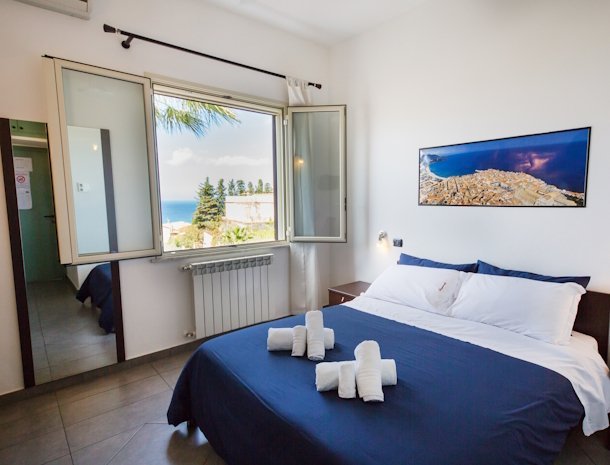 b&b-bouganville-cefalu-slaapkamer-raam-zee.jpg