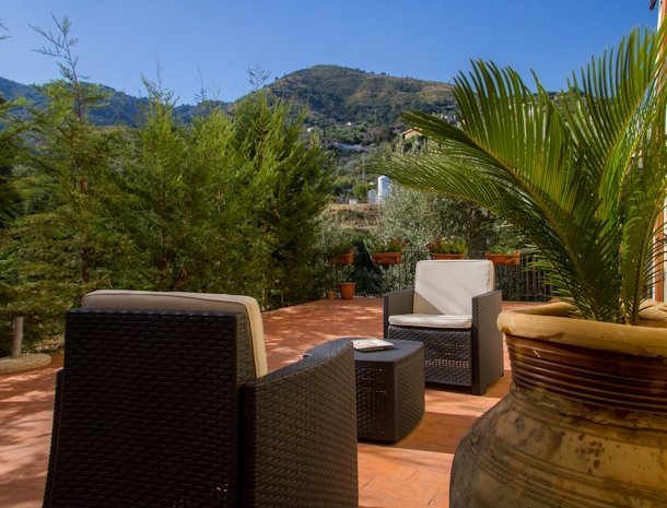 b&b-bouganville-cefalu-terras-tuin.jpg