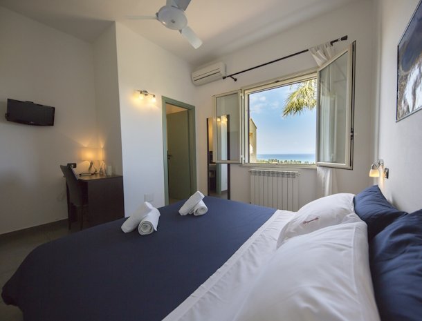 b&b-bouganville-cefalu-slaapkamer-bed.jpg