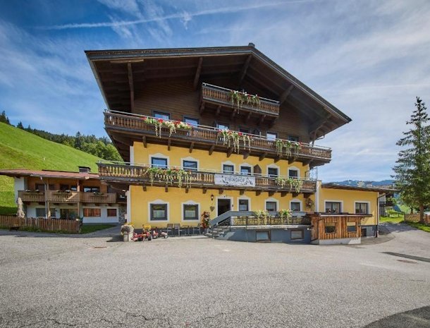 eibinghof-saalbach-salzburgerland-oostenrijk-voorkant.jpg