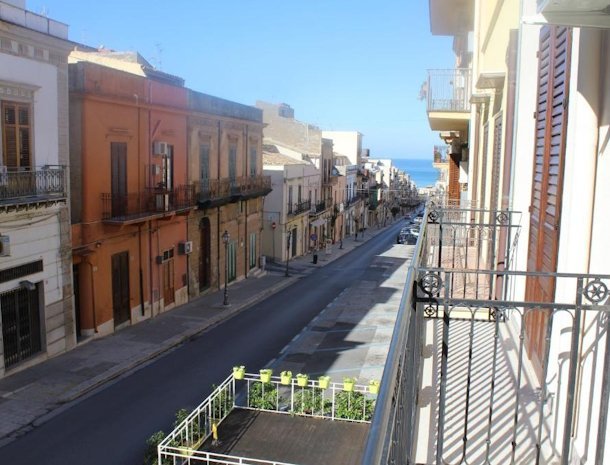 exclusive-home-castellammare-del-golfo-straat.jpg