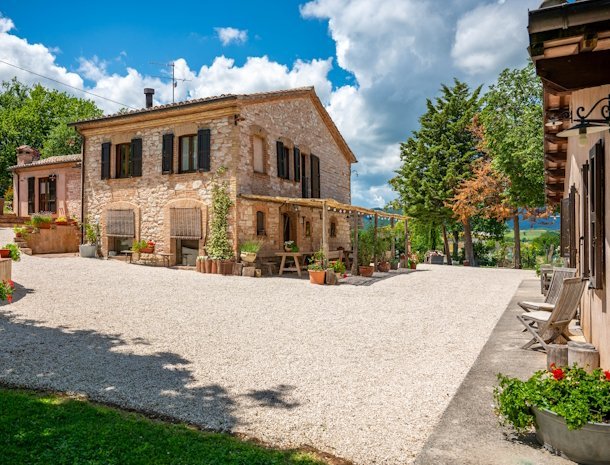 agriturismo-il-castellaro-marche-overzicht-huis-kamers.jpg