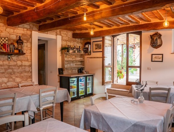 agriturismo-il-castellaro-marche-restaurant.jpg