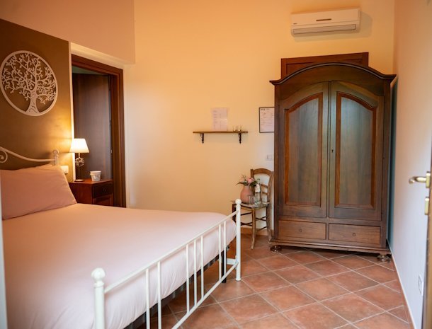 agriturismo-il-castellaro-marche-kamer-kast-bed.jpg