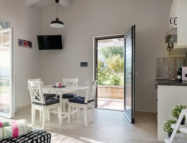 podere-n8-maremma-appartement-eettafel.jpg