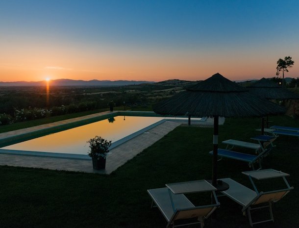 podere-n8-maremma-zonsondergang-zwembad.jpg