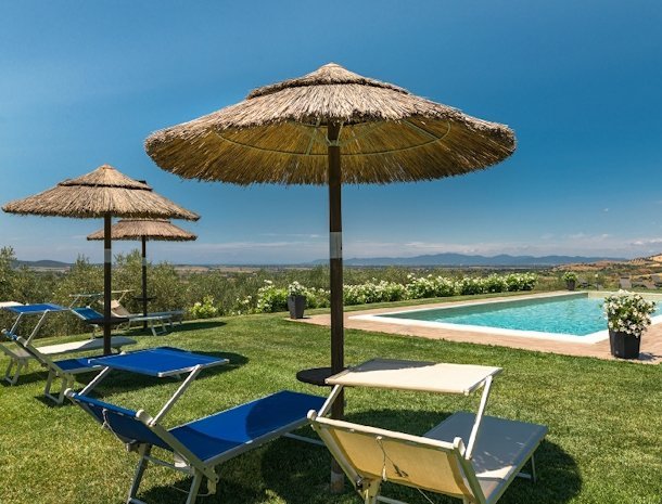 podere-n8-maremma-zwembad-parasols.jpg