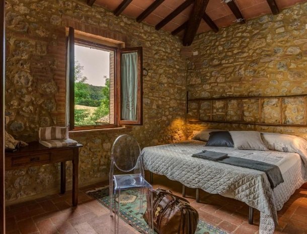 casanova-di-pescille-san-gimignano-slaapkamer-stoel.jpg