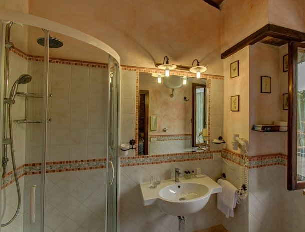 casanova-di-pescille-san-gimignano-badkamer.jpg