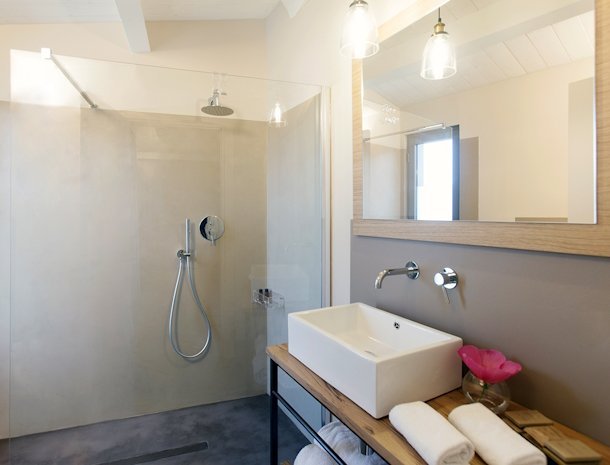 agriturismo-podere-maremma-badkamer-douche.jpg