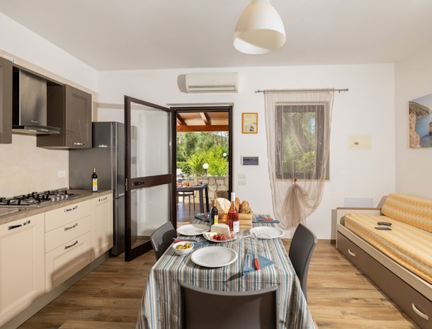 agriturismo-i-tesori-del-sud-vieste-appartement-trilocale-keuken-tafel.jpg