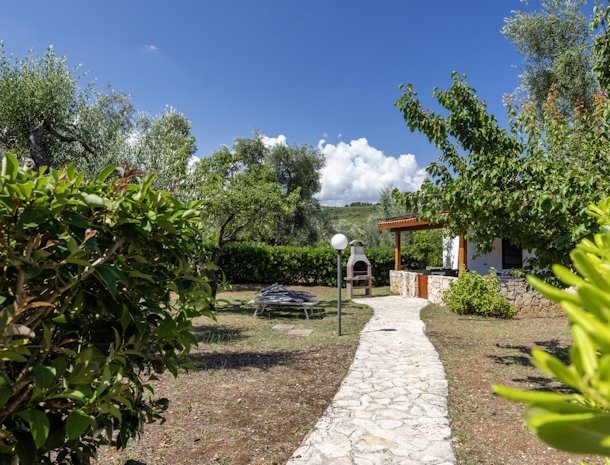 agriturismo-i-tesori-del-sud-vieste-appartement-tuin-ruim.jpg