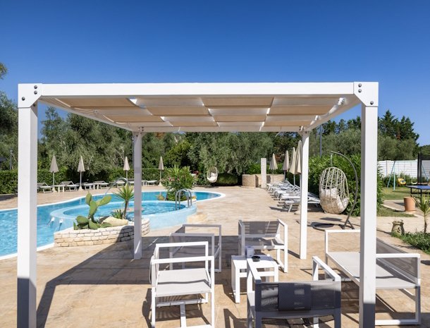 agriturismo-i-tesori-del-sud-vieste-zwembad-pergola.jpg