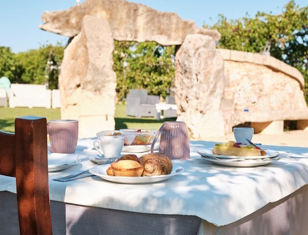 agriturismo-il-megalite-otranto-puglia-ontbijttafel.jpg