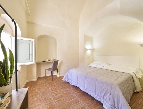 fra-i-sassi-residence-matera-slaapkamer-bed.jpg