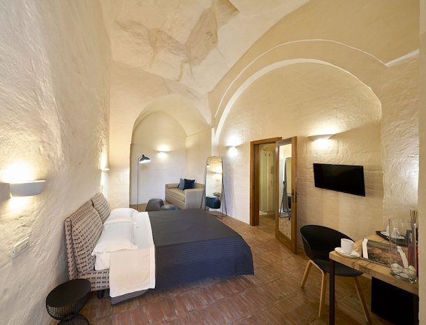 fra-i-sassi-residence-matera-slaapkamer-ruim.jpg