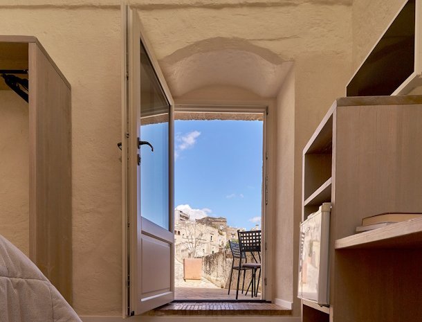 fra-i-sassi-residence-matera-slaapkamer-deur-uitzicht.jpg