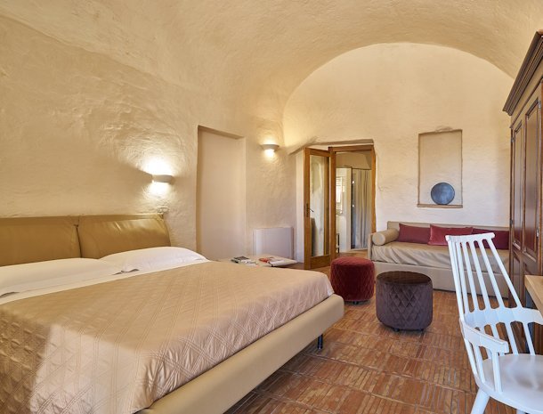 fra-i-sassi-residence-matera-kamer-bed.jpg