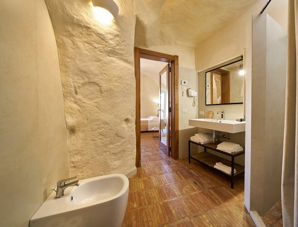 fra-i-sassi-residence-matera-badkamer-slaapkamer.jpg