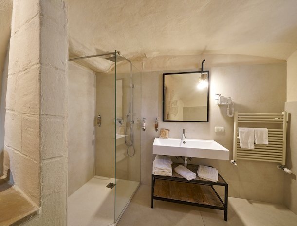 fra-i-sassi-residence-matera-slaapkamer-sfeervol.jpg