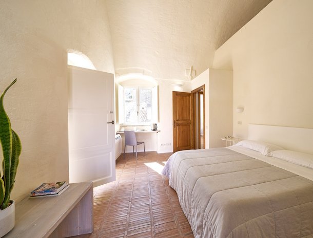 fra-i-sassi-residence-matera-slaapkamer-raam.jpg