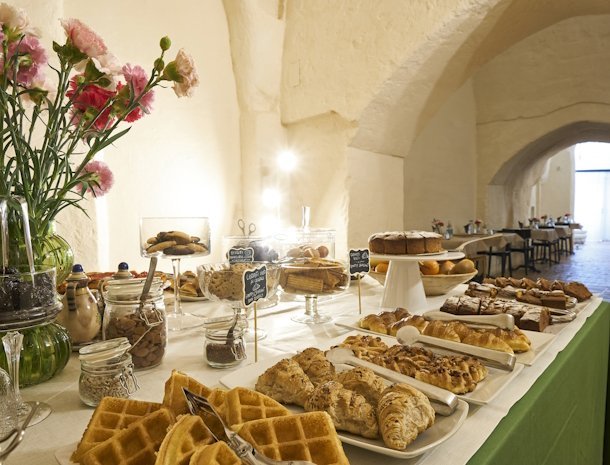 fra-i-sassi-residence-matera-ontbijtbuffet-zoet.jpg