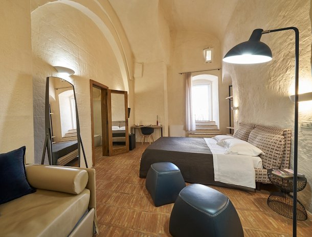 fra-i-sassi-residence-matera-slaapkamer-zitjes.jpg