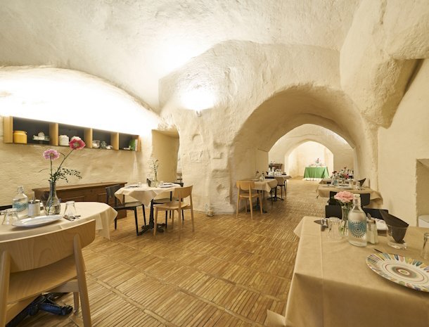 fra-i-sassi-residence-matera-ontbijt-tafels.jpg