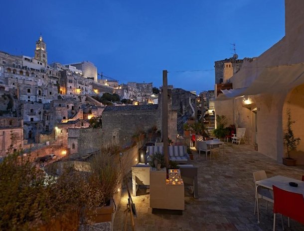 fra-i-sassi-residence-matera-terras-avond.jpg