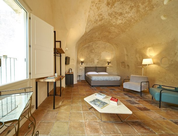 fra-i-sassi-residence-matera-slaapkamer-ruim-bed.jpg