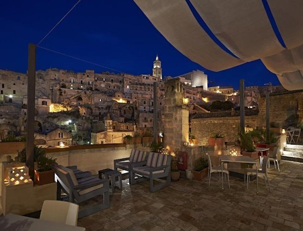 fra-i-sassi-residence-matera-terras-avond-uitzicht.jpg