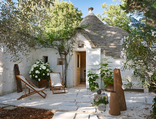 trulli-del-bosco-alberobello-terras-ingang-van-trullo-nonno-pietro.jpg