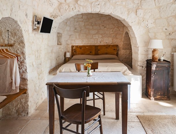 trulli-del-bosco-alberobello-trullo-nonna-pietro-bed.jpg