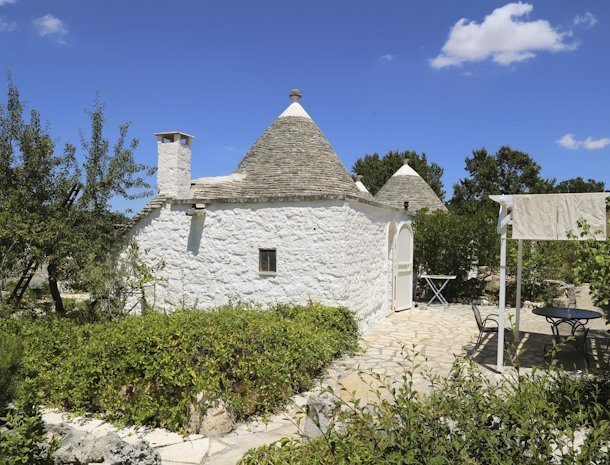 trulli-del-bosco-alberobello-trullo-terras-overzicht.jpg