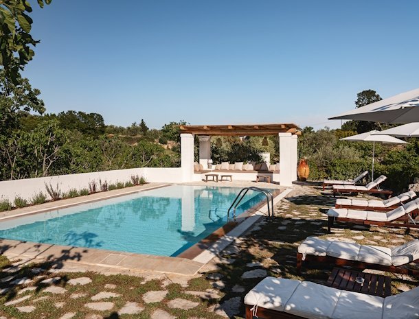 trulli-del-bosco-alberobello-zwembad-loungehoek.jpg