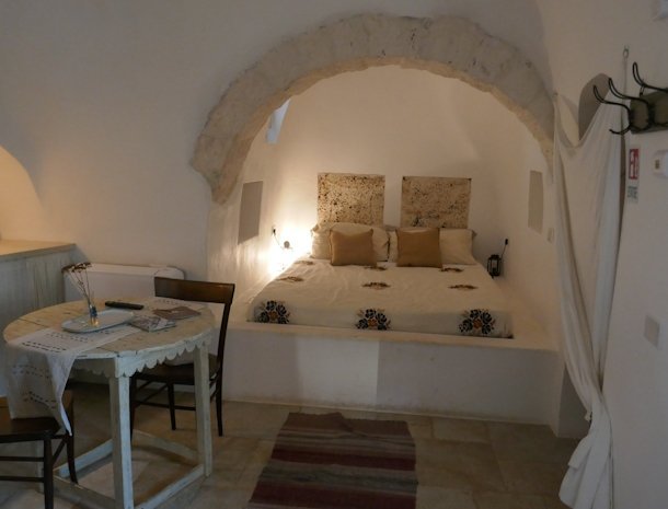 trullli-del-bosco-alberobello-trullo-viola-bed.jpg