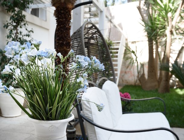 palazzo-dei-dondoli-lecce-binnentuin-bloemen.jpg