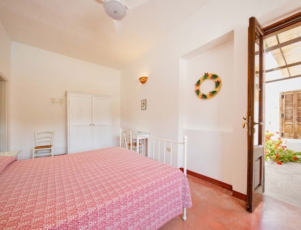 agriturismo-torre-casciani-torre-san-giovanni-salento-kamer-bij-hofje.jpg