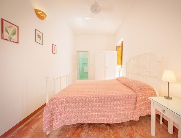 agriturismo-torre-casciani-torre-san-giovanni-salento-2-persoonskamer-badkamer.jpg