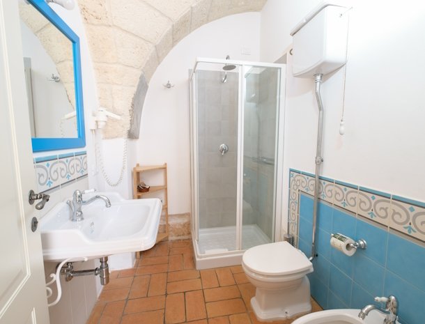 borgo-santuri-ostuni-classic-3-persoonskamer-badkamer.jpg